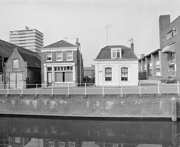 882477 Gezicht op de voorgevels van de huizen Zeedijk 33 (links) en het aan de Hogenoord gelegen hoekhuis ...